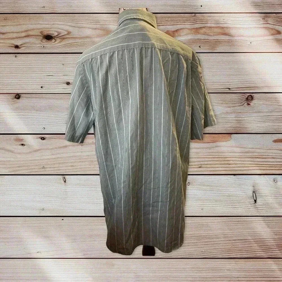 DOCKERS SIZE MEDIUM ( 15/15 1/2) buttons down shirt - Picture 3 of 4